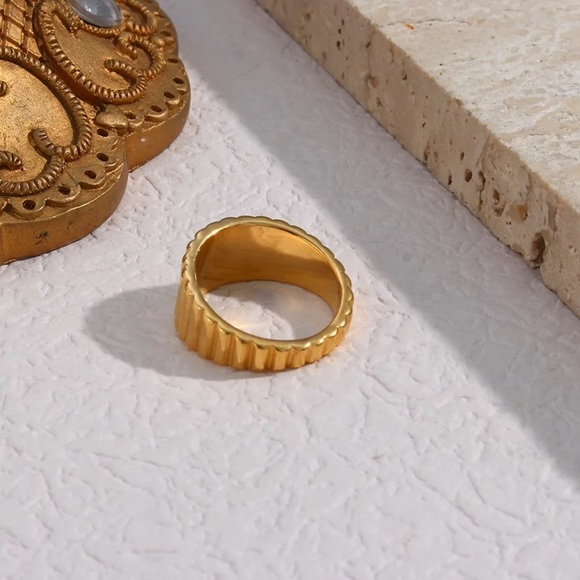 New 18K Gold Vertical Stripes Ring, cute Ring, shiny Ring. - Picture 6 of 7